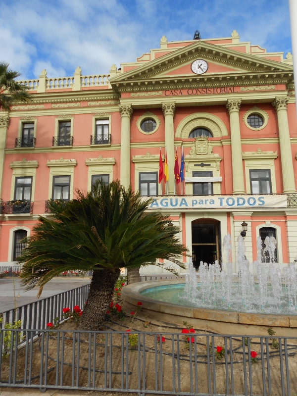 So on my travels to Murcia, we came across this pretty Government building with an old sign saying 'Agua Para Todos' (Water for everyone). Outside the building are several needless, functioning water fountains. Oh Spain! (Note: Palm trees and blue skies!)