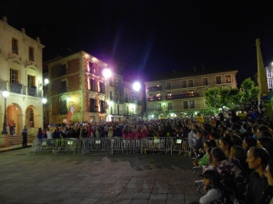 Large crowds wait for the jurado and the band to emerge...and the big announcement. 